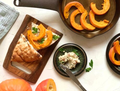 Geroosterde pompoen fetaspread gietijzeren koekenpan