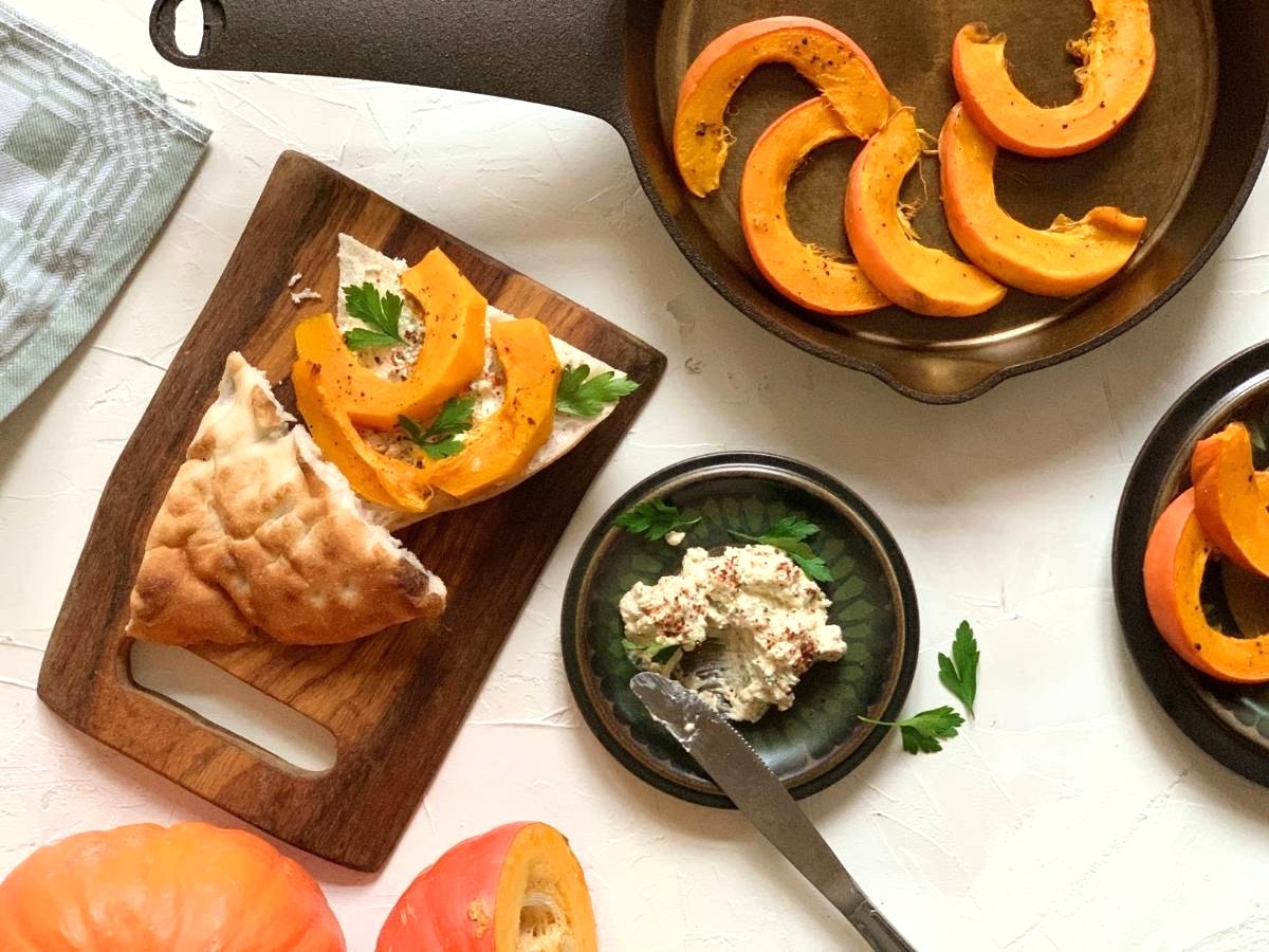 Geroosterde pompoen fetaspread gietijzeren koekenpan