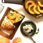 Geroosterde pompoen fetaspread met brood en gietijzeren GAER koekenpan