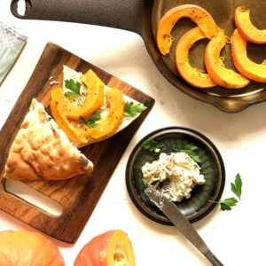 Geroosterde pompoen fetaspread met brood