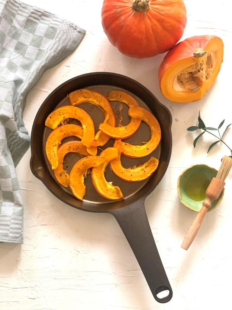 Geroosterde pompoen-slices bereiding gietijzeren koekenpan