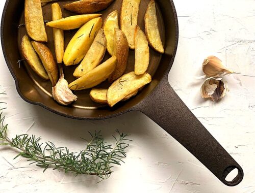 Krokante aardappelwedges uit gietijzeren pan