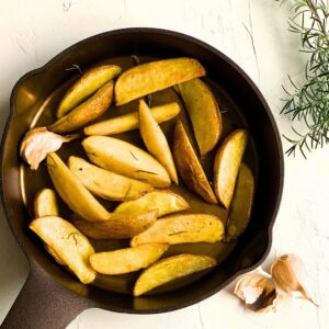 Krokante aardappelwegdes GAER gietijzeren pan close up