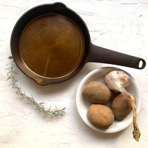 Krokante aardappelwedges uit gietijzeren koekenpan